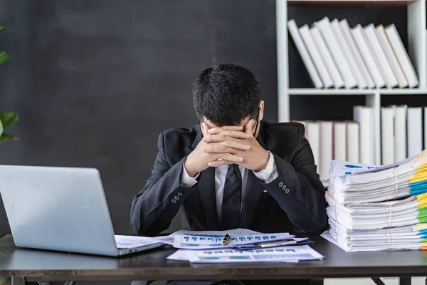 Unavený Podnikatel Obává Finančních Problémů Senior Executive Sedí Stolem Kanceláři — Stock fotografie