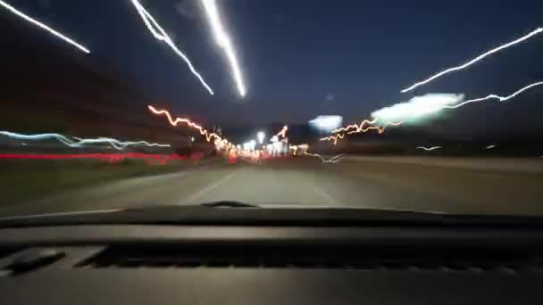 ダウンタウンの高速道路の夜のトラフィックのタイムラプス 大都市の高速夜のドライブの時間経過は 駐車場で終了します 車のストレックや街路灯と道路への車のフロントビュー — ストック動画