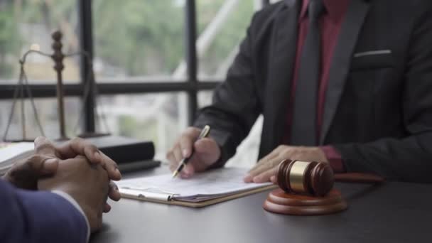 Üzleti Találkozó Egy Ügyvéddel Konzultáció Egy Férfi Ügyvéd Egy Ügyfél — Stock videók