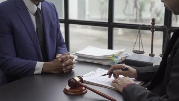 弁護士とのビジネスミーティング男性弁護士とクライアントの協議 法律事務所に相談するビジネスマン税務不動産会社のコンセプト4K — ストック動画