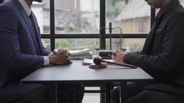 Επαγγελματική Συνάντηση Δικηγόρο Διαβούλευση Μεταξύ Ενός Άνδρα Δικηγόρου Και Ενός — Αρχείο Βίντεο