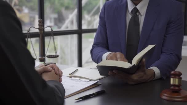 Üzleti Találkozó Egy Ügyvéddel Konzultáció Egy Férfi Ügyvéd Egy Ügyfél — Stock videók