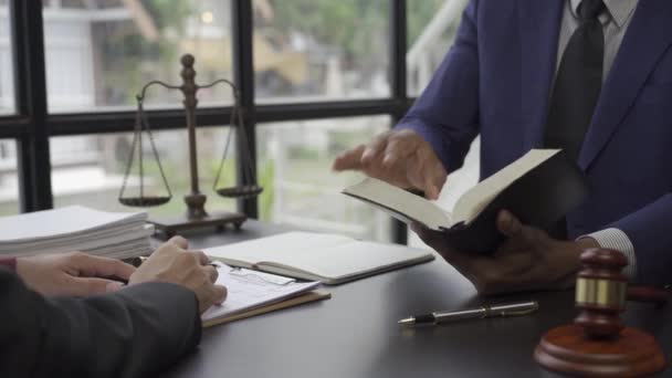 弁護士とのビジネスミーティング男性弁護士とクライアントの協議 法律事務所に相談するビジネスマン税務不動産会社のコンセプト4K — ストック動画