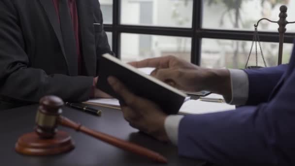 Zakelijke Bijeenkomst Met Een Advocaat Overleg Tussen Een Mannelijke Advocaat — Stockvideo