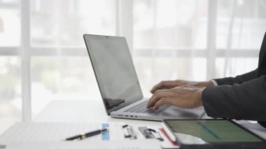 Finansal dizüstü bilgisayar, iş belgeleri, okuma raporları, hesap tabloları, ofis masasındaki belgeler, mali grafikleri kontrol ederek çalışan işadamlarının kapatılması. 4k