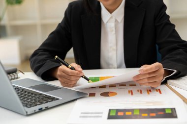 Genç Asyalı kadın muhasebeci evde bilgisayarlı mali belgelerle çalışıyor, bütçeyi planlıyor, para biriktiriyor, denetim kavramı resimleri kapatıyor.