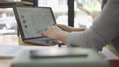 Ofiste çalışan Asyalı erkek işadamı bilgisayarınızı ve hesap makinenizi kullanarak mali raporları hesaplıyor. Finansal muhasebe kavramında