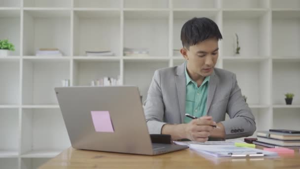 Asijský Podnikatel Pracující Kanceláři Vypočítává Finanční Výkazy Správa Dokumentů Pomocí — Stock video