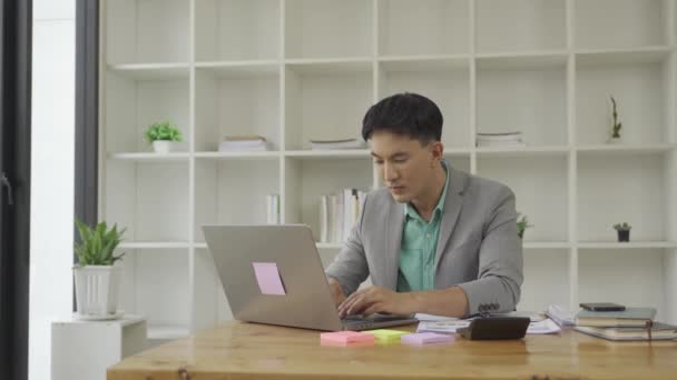 Asijský Obchodník Sedící Notebooku Kancelářským Syndromem Problém Zpět Bolesti Ramen — Stock video