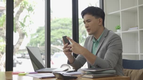 Azjatycki Biznesmen Siedząc Laptopie Problemem Zespołu Biurowego Pleców Ból Barku — Wideo stockowe