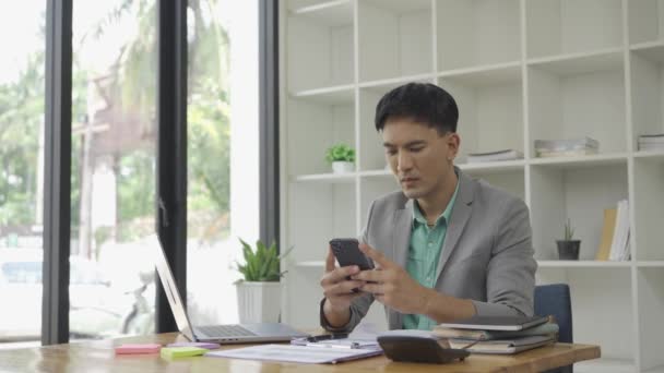 Азійський Бізнесмен Сидячи Роботою Над Ноутбуком Проблемою Синдромом Офісу Болем — стокове відео