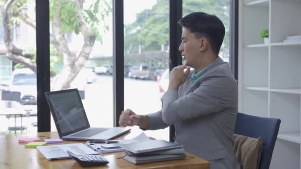 Азиатский Бизнесмен Сидящий Ноутбуке Проблемой Офисного Синдрома Спина Боль Плече — стоковое видео