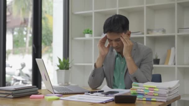 Asyalı Adamı Dizüstü Bilgisayarla Çalışırken Sırt Omuz Ağrısı Çekiyor Bilek — Stok video