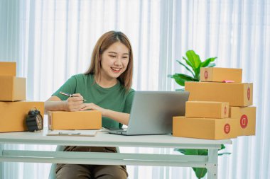 Ev ofisinin küçük işletme sahibi Asyalı KOBİ kadını Girişimci, KOBİ veya bağımsız iş ve dağıtım kavramını başlattı.