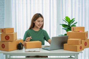 Ev ofisinin küçük işletme sahibi Asyalı KOBİ kadını Girişimci, KOBİ veya bağımsız iş ve dağıtım kavramını başlattı.