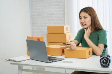 Ev ofisinin küçük işletme sahibi Asyalı KOBİ kadını Girişimci, KOBİ veya bağımsız iş ve dağıtım kavramını başlattı.