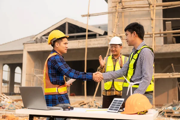 Ázsiai Építőmérnökök Mérnökök Kezet Ráznak Miközben Csapatmunka Együttműködés Koncepcióján Dolgoznak — Stock Fotó