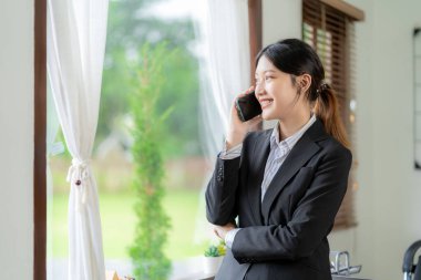 Masa, vergi, rapor, ev muhasebesi, istatistik ve analitik araştırma konsepti online toplantı konsepti için hesap makinesi ve dizüstü bilgisayarı kullanan Asyalı kadın..