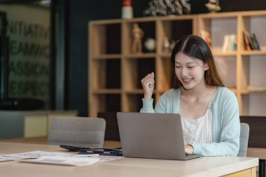 Masa, vergi, rapor, ev muhasebesi, istatistik ve analitik araştırma konsepti online toplantı konsepti için hesap makinesi ve dizüstü bilgisayarı kullanan Asyalı kadın..