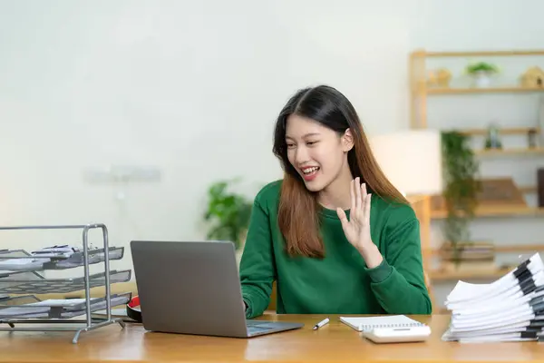 Mulher Asiática Usando Calculadora Laptop Documento Para Fazer Matemática Financeira — Fotografia de Stock