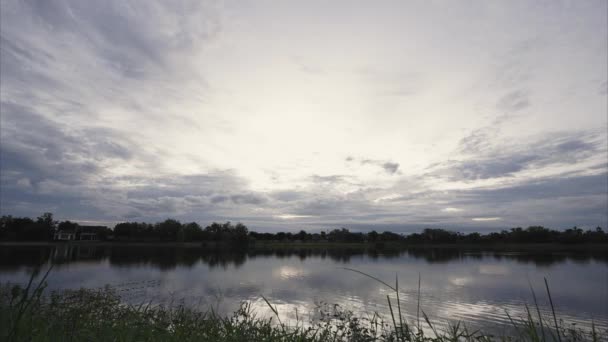 時間の経過とともに 雲が朝の空を高速で流れる 時間の経過雲タイの貯水池の雲から大きな太陽が出てくる — ストック動画
