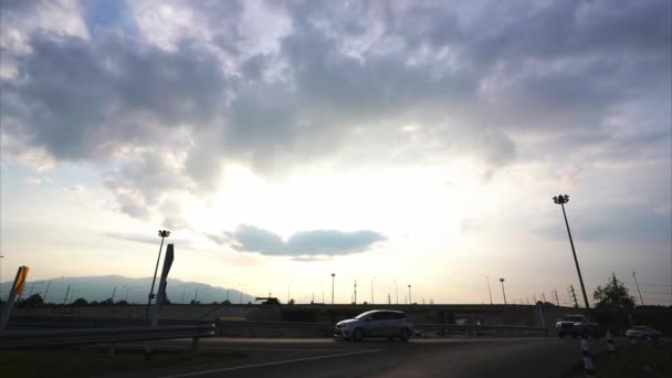 Upadek Czasu Szybko Płynące Chmury Zachód Słońca Wieczornym Niebie Samochodami — Wideo stockowe