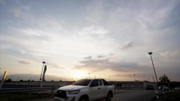 时光流逝的云彩在黄昏的天空中快速移动 汽车在桥上行驶 夜晚的车灯照亮了桥 — 图库视频影像