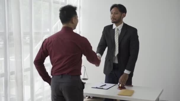 弁護士と握手するビジネスマンが裁判所の勝訴と法律の概念4Kのおかげで — ストック動画