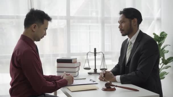 스트레스를 아시아 사업가가 판사의 망치를 테이블에 문제에 변호사와 상담하는 — 비디오