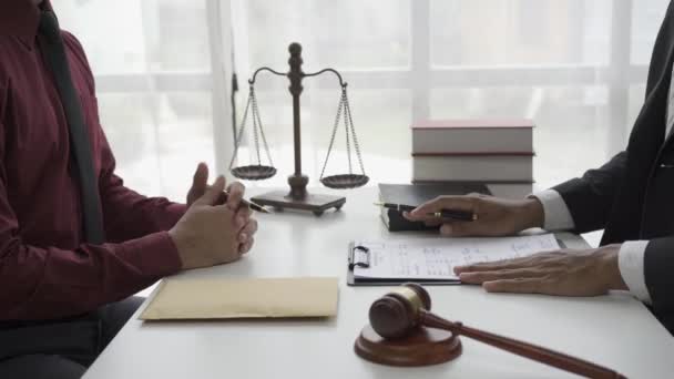 Юрист Отвергает Взяточничество Бизнесмена Предлагающего Деньги Столе Юридическую Концепцию — стоковое видео