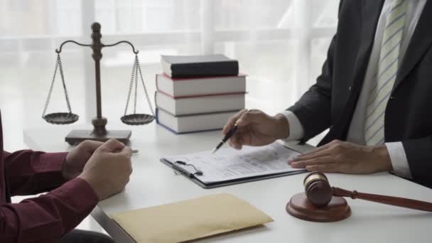 律师拒绝贿赂商人提供金钱在桌子上 法律概念 — 图库视频影像