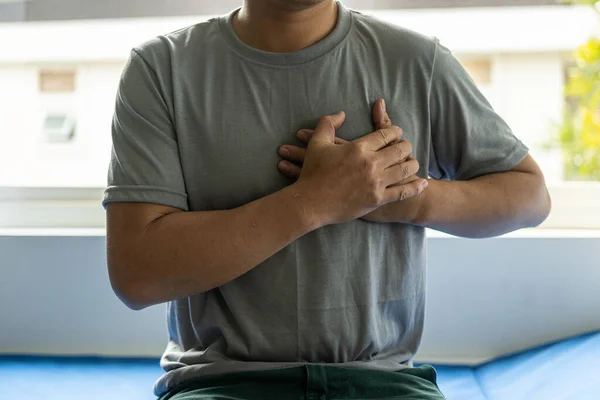 胸の痛みの心臓発作やけいれんに苦しんでいる男痛みのジェスチャーで胸のプレス 心臓病の概念 — ストック写真