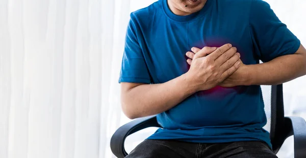 胸の痛みの心臓発作やけいれんに苦しんでいる男痛みのジェスチャーで胸のプレス 心臓病の概念 — ストック写真