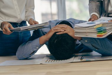 İş adamı sıradan ofis işleri, stres, baş ağrısı ve anksiyete ile vurguladı. Yakma veya ruhsal sağlık krizi Belgeler ve proje sorunları