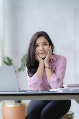 Dizüstü bilgisayarda çalışan Asyalı kadın muhasebeci ve yatırımla ilgili sonuçları gösteren mali grafikler. Başarılı bir iş büyüme süreci planlayın. dikey resim