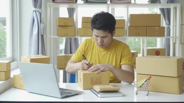 Jovem Asiático Vendendo Line Casa Com Caixa Laptop Recebendo Ordens — Vídeo de Stock