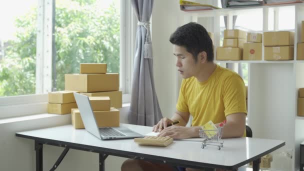 Jovem Asiático Vendendo Line Casa Com Caixa Laptop Recebendo Ordens — Vídeo de Stock