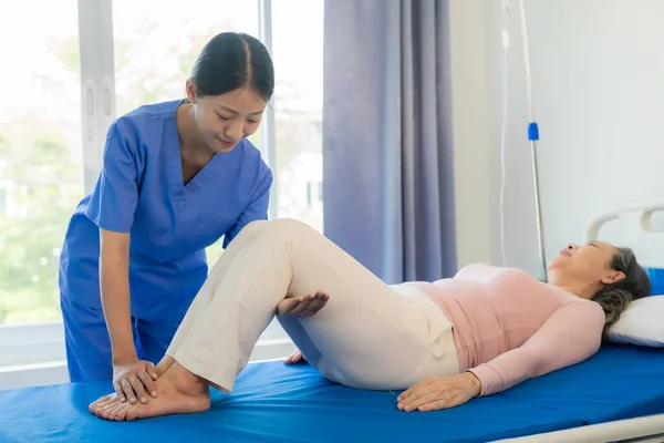 Aziatische Vrouwelijke Fysiotherapeut Helpen Oudere Vrouw Rekken Hamstrings Doen Dij — Stockfoto