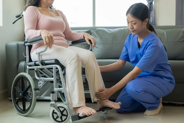 亚洲女理疗师帮助老年妇女伸展腿筋和进行大腿或腿康复的体操医学健康理念 — 图库照片