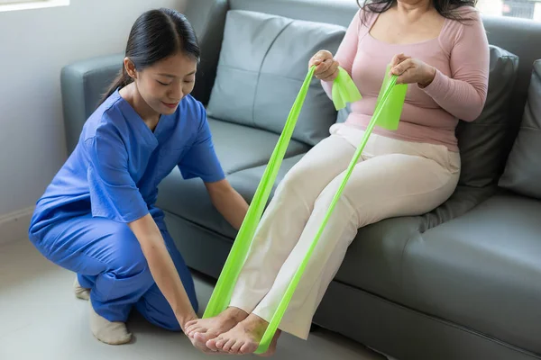 Aziatische Vrouwelijke Fysiotherapeut Helpen Oudere Vrouw Rekken Hamstrings Doen Dij — Stockfoto