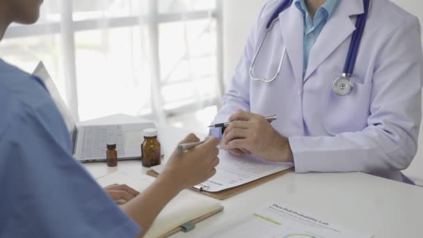 Patiente Asiatique Assise Une Table Écouter Professionnel Santé Avec Stéthoscope — Video