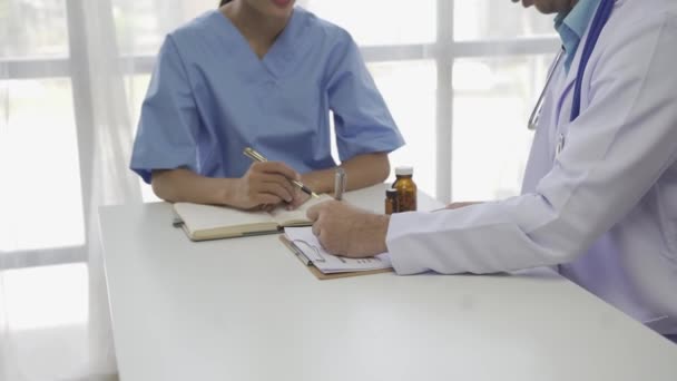 Paziente Asiatica Seduta Tavolo Mentre Ascolta Medico Con Uno Stetoscopio — Video Stock