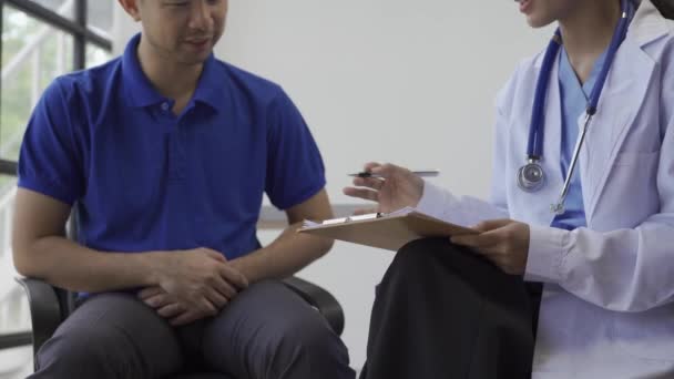 Homme Souffrant Hyperplasie Bénigne Prostate Cours Examen Consulter Médecin Asiatique — Video