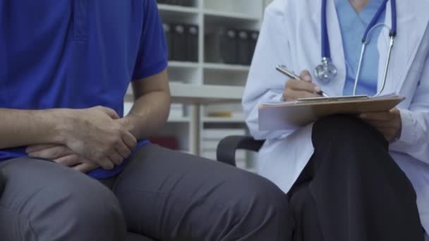 Чоловік Доброякісною Гіперплазією Передміхурової Залози Обстежується Консультує Азіатського Лікаря Лікар — стокове відео