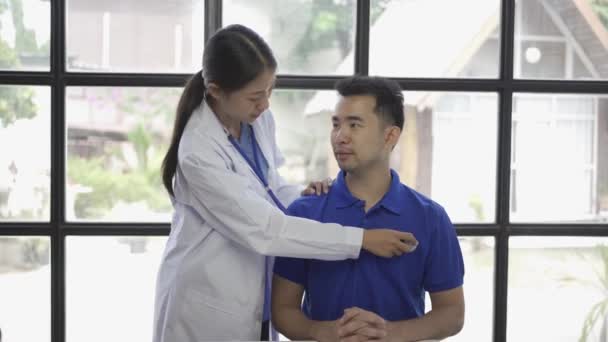 医生用听诊器检查病人的呼吸速率或脉搏速率 亚洲男人用听诊器检查病人的健康状况 而女医生用听诊器检查病人的心率 — 图库视频影像