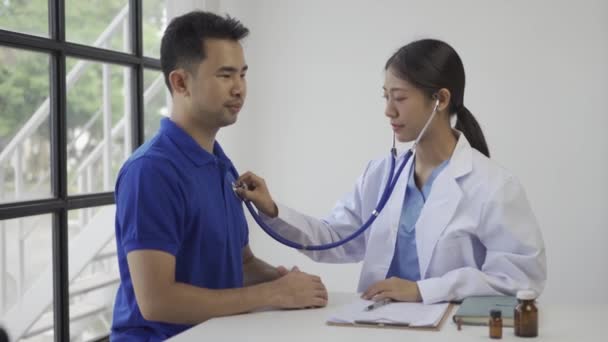 Läkare Kontrollerar Patientens Andningsfrekvens Eller Puls Med Hjälp Stetoskop Asiatiska — Stockvideo