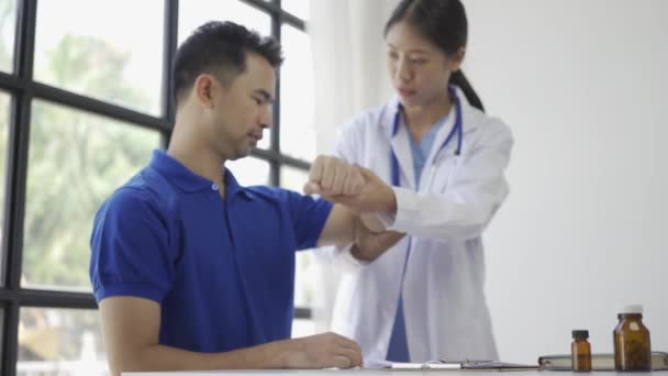 Lékař Kontrolující Tep Nebo Srdeční Frekvenci Pacienta Pomocí Stetoskopu Asijský — Stock video