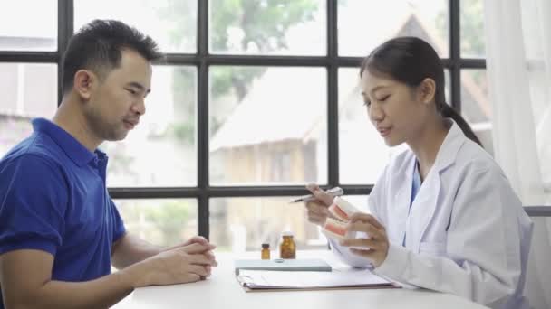 Jovem Dentista Asiático Explicando Tratamento Endodôntico Paciente Discutindo Plano Tratamento — Vídeo de Stock