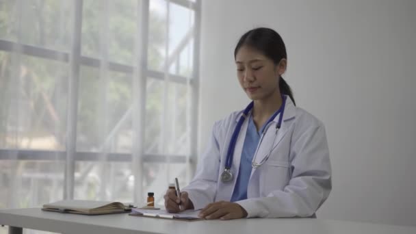 Bonito Jovem Asiático Médico Feminino Dando Conselhos Para Paciente Masculino — Vídeo de Stock