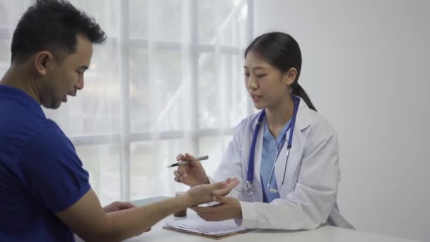 Hermosa Joven Asiática Médico Dando Consejos Los Pacientes Masculinos Oficina — Vídeos de Stock